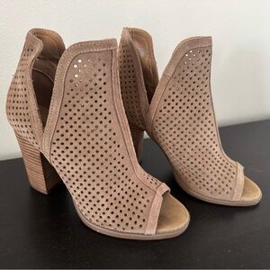Lucky Brand Larise Perforated Suede Peep Toe Heeled Ankle Bootie in Sesame Sz 7